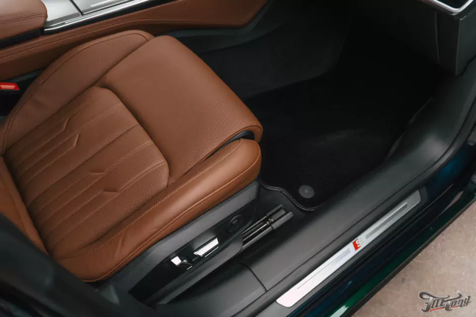 Оклеили Audi A7 изумрудным винилом и защитили полиуретаном, окрасили суппорта с логотипами, провели химчистку и обработали кожу керамикой
